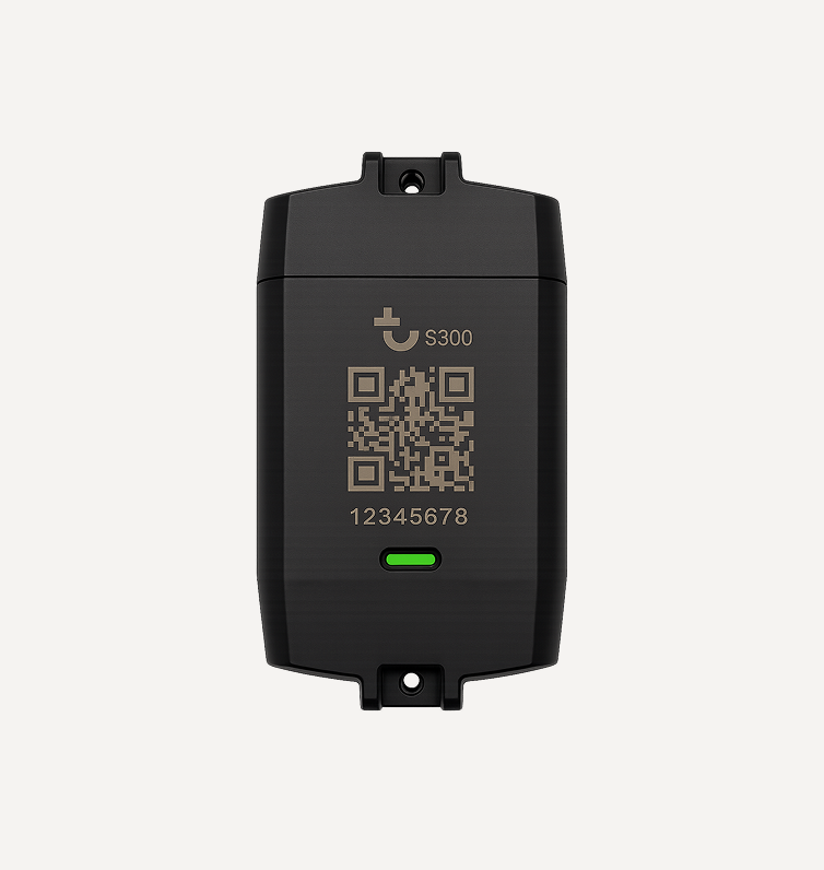 Schwarzes, rechteckiges Telematik-Ortungsgerät mit QR-Code, S300-Etikett, Seriennummer und grüner Statusleuchte.